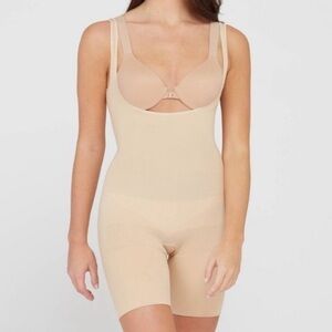 Assets by Spanx open bust bodysuit body slimmer medium new with tags